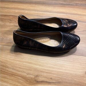 Elegant Black and Brown Textured Loafers